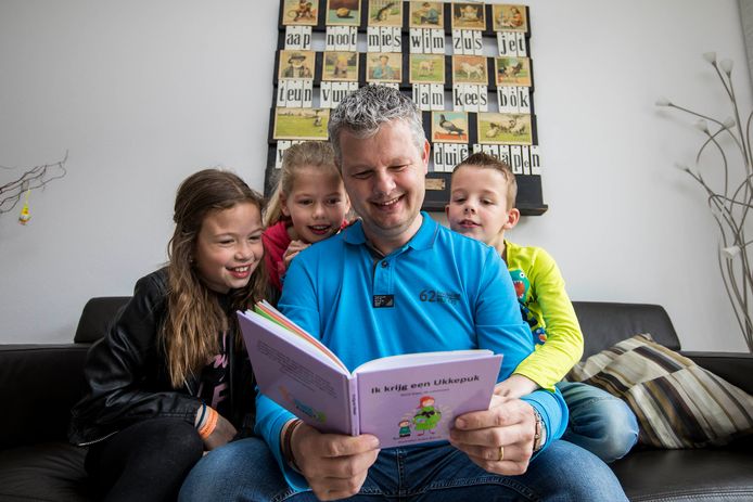 René Kops schrijft kinderboeken. Ze gaan over mijlpalen, zoals het krijgen van een broertje of zusje of je eerste zwemles, maar ook over moeilijke onderwerpen, zoals het overlijden van een huisdier of ziek worden. Nu heeft hij een gedicht geschreven over het coronavirus.