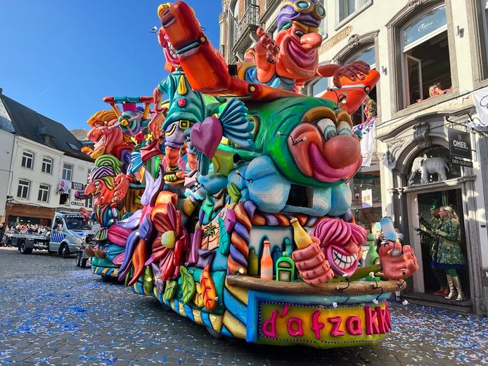 De kleurrijke zondagstoet van carnaval Halle trok onder een stralende zon over de Grote Markt.