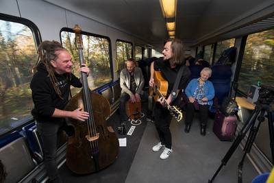 Muziek in de kapsalon, een fabriekspand of koeienstal: Achterhoekse pop populairder dan ooit