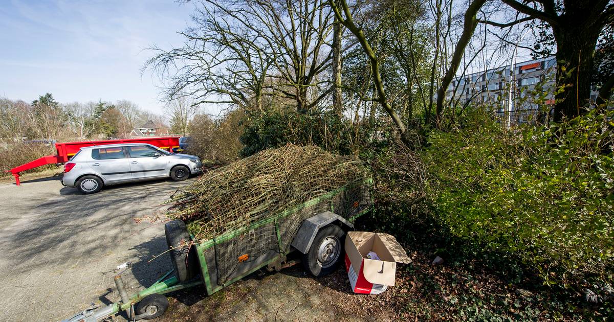 Hengelo waarschuwt: aanhangers te lang laten staan is wegslepen