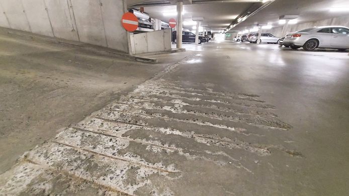 Op deze foto zie je duidelijk het afbrokkelend beton in de parking Veemarkt