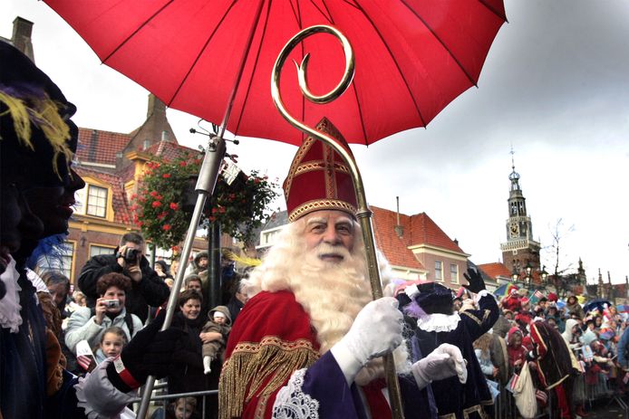 Sinterklaas bij een eerdere intocht. Ook toen had hij een paraplu nodig.