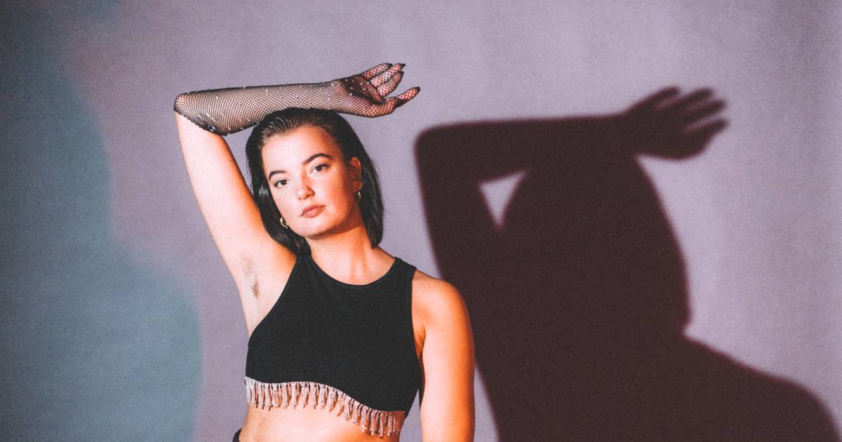 Enschedese zangeres Maartje (24) debuteert met eerste single ‘Uitweg