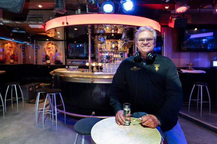 Jan van Son tijdens de heropening van de Carrousel. Hij zag de toekomst vol vertrouwen tegemoet.
