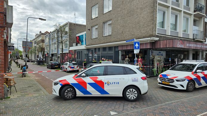 Bij een vermoedelijke schietpartij aan de Driekoningenstraat is een persoon gewond geraakt.