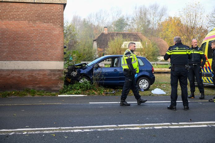 De auto van de man die tegen het gemaal reed bleek zondag flink beschadigd. Hijzelf moet herstellen van onder meer gebroken ribben en benen.