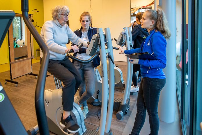 Fittest voor 55-plussers bij Medisch Centrum de Veluwse Poort, mevrouw van der Meij-Woudenberg doet fietstest.