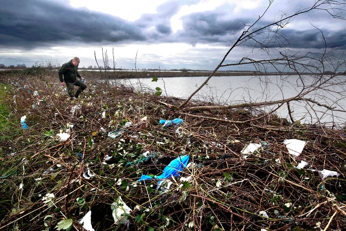 Archieffoto: veel plastic aangespoeld in de Biesbosch.