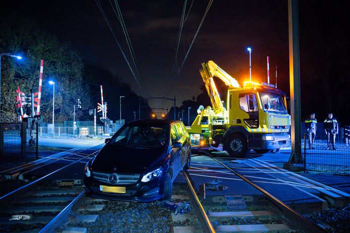 Auto op het spoor in Tilburg