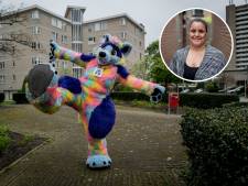 Wie is toch die pluizige regenboog husky die door de Enschedese binnenstad loopt?