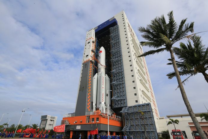 Blik op de Lange Mars 5B-raket in China vorige week, voor de lancering van de derde en laatste module voor het Chinese ruimtestation.