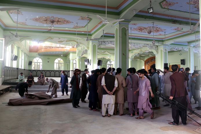 Gelovigen na de aanslag van vrijdagmiddag in de sjiitische moskee in Kandahar.