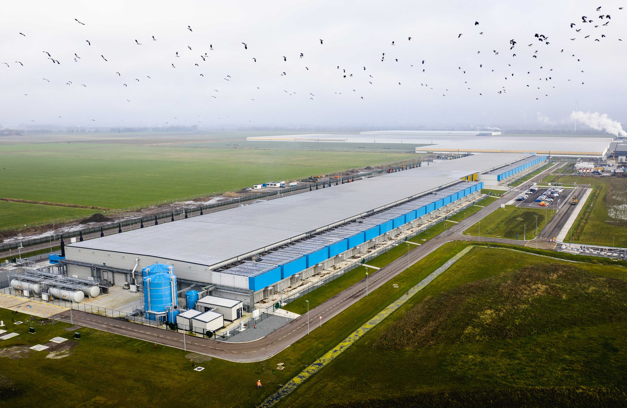 Dronefoto van een datacenter van Google in Nederland.  Beeld ANP