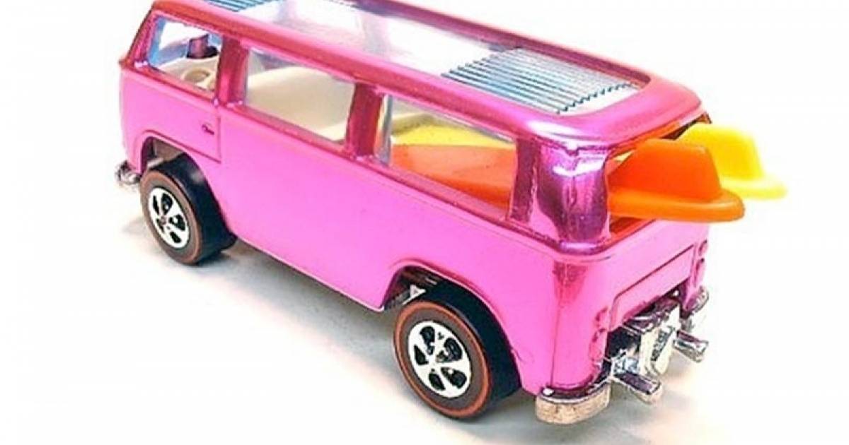 kijken Graveren hardware Deze roze miniatuurbus met surfplank is net zo veel waard als een nieuwe  Porsche 911-cabrio | Auto | AD.nl