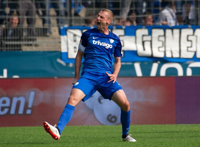 Bochum-captain Felix Bastians viert een doelpunt.