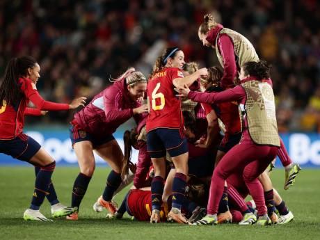 Oranje-beul Spanje plaatst zich na knotsgekke slotfase voor finale WK vrouwenvoetbal