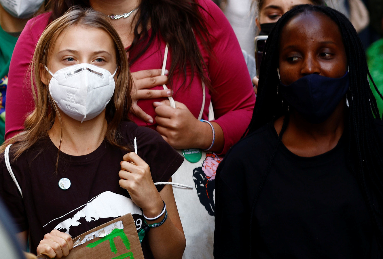 Les militantes pour le climat Vanessa Nakate et Greta Thunberg se joignent à des étudiants qui organisent une grève du climat "Fridays for Future" à Milan pendant que les ministres de l'Environnement se réunissent avant la réunion COP26 de Glasgow.
