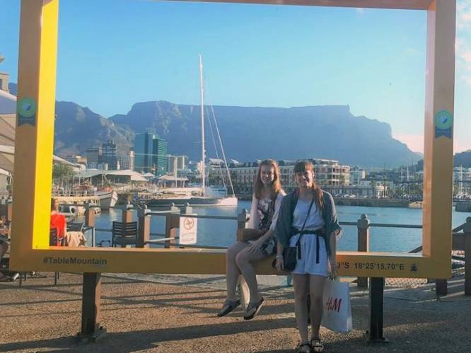 Odiseestudenten lopen stage in Kaapstad