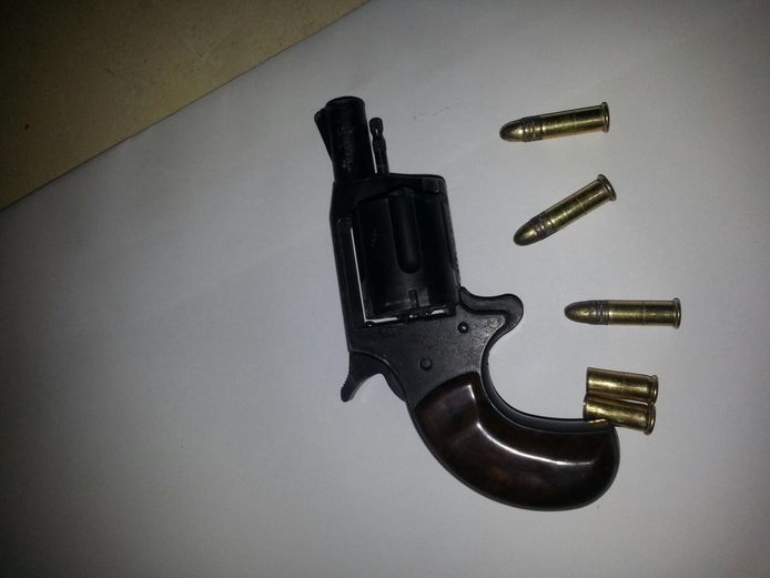 Twee jongetjes van 7 en 9 jaar oud hebben donderdagmiddag deze revolver gevonden in de bosjes bij de Bloys van Treslongstraat in Dordrecht. Ze schoten er twee keer mee op een muurtje en namen het wapen vervolgens mee naar huis.