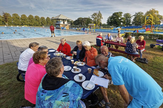 De trouwe zwemmers werden bij Het Run in Drunen getrakteerd op ontbijt.