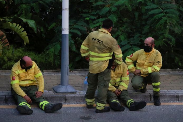Deze brandweermannen zitten er verslagen bij nadat een collega om het leven kwam door de bosbranden in de regio. (09/09/2021)