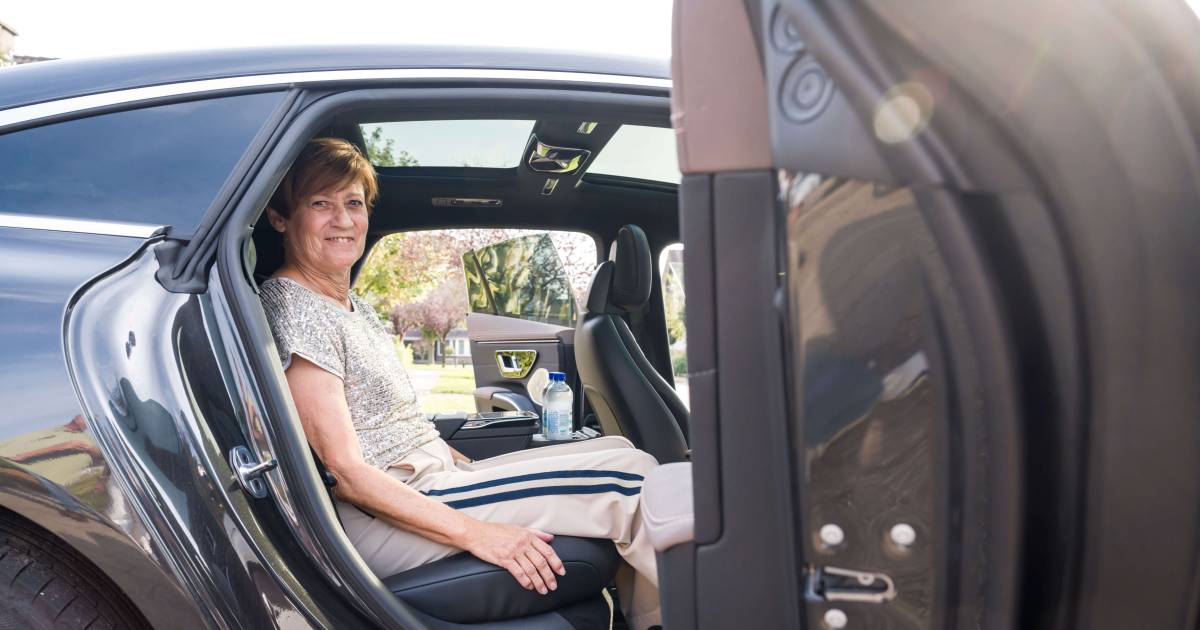Marja (66) uit Weerselo compleet verrast, als collega’s en ‘Rabo-Mercedes’ mét chauffeur voor de deu