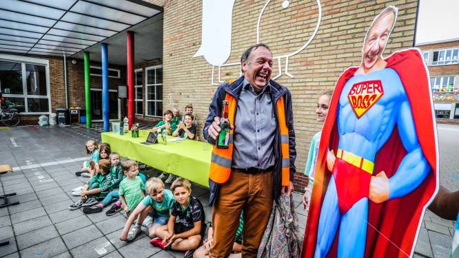 IN BEELD. Basisschool zwaait directeur Dries uit met persconferentie in Cercle-groene kleur
