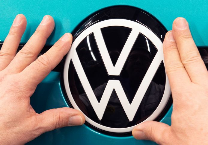 Het logo van Volkswagen wordt op een auto geplaatst.