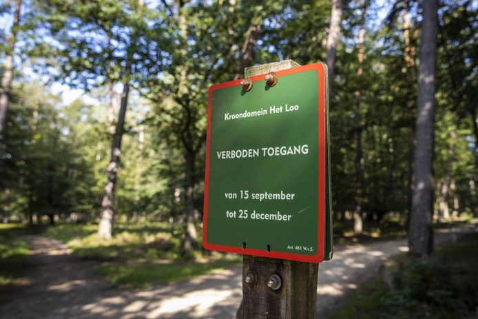 Borden voor de sluiting van een groot deel van Kroondomein Het Loo vanwege jachtpartijen van de koninklijke familie.