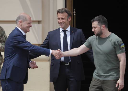De Duitse bondskanselier Olaf Scholz en de Franse president Emmanuel Macron zijn momenteel op bezoek in Kiev. 