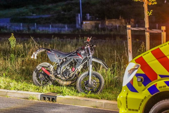 Twee crossbrommers botsen in Barneveld.