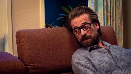 7. Een dronken Jonas en Lisa kussen