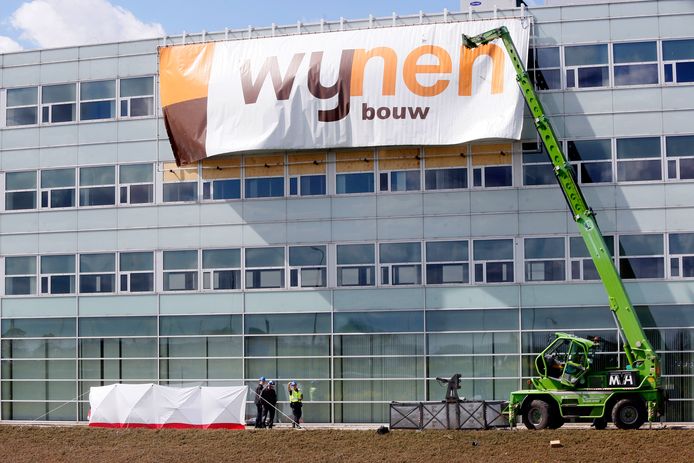 De gebruikte hoogwerker bij de werkzaamheden aan een hotel in aanbouw in mei 2016.