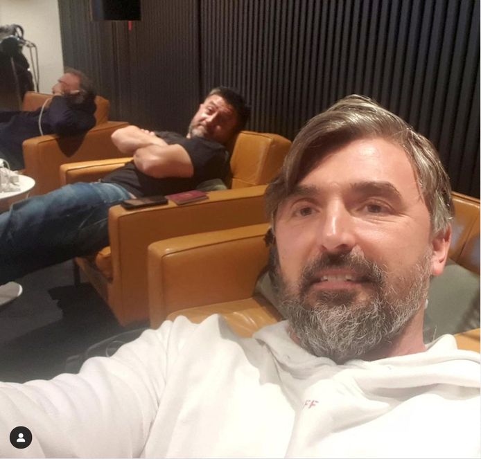 Goran Ivanisevic en fysiotherapeut Ulises Badio wachten op de luchthaven van Melbourne op Novak Djokovic.