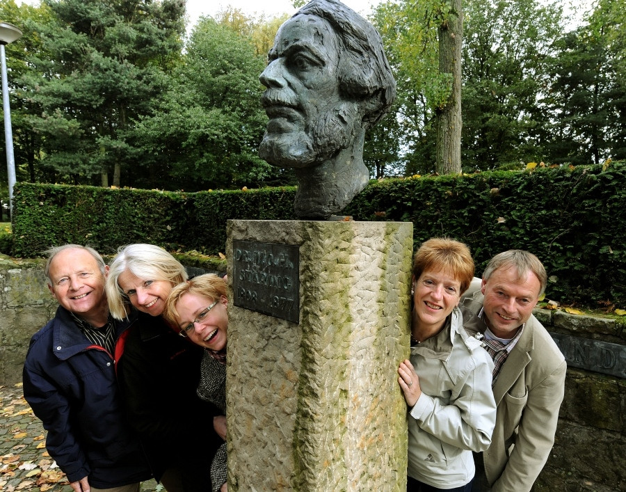 De leraren Harry Dekkers, Liesbeth Dales, Babette Jannink, Brigitte oude Kempers en Cor de Jong bij het Staringmonument in Losser. Foto: Charel van Tendeloo