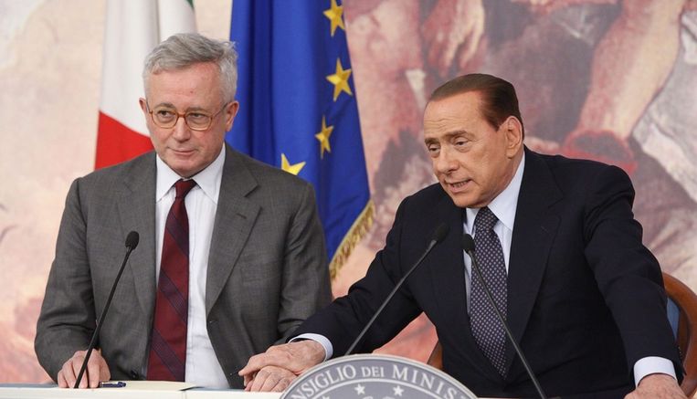 De Italiaanse minister van Financiën Giulio Tremonti (L) en premier Silvio Berlusconi. Beeld epa