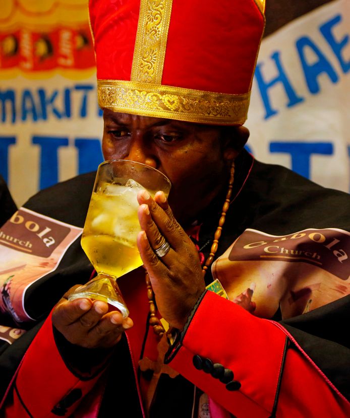 Tijdens de diensten van de Gabola kerken wordt openlijk gedronken, ook door bisschop Makiti zelf.