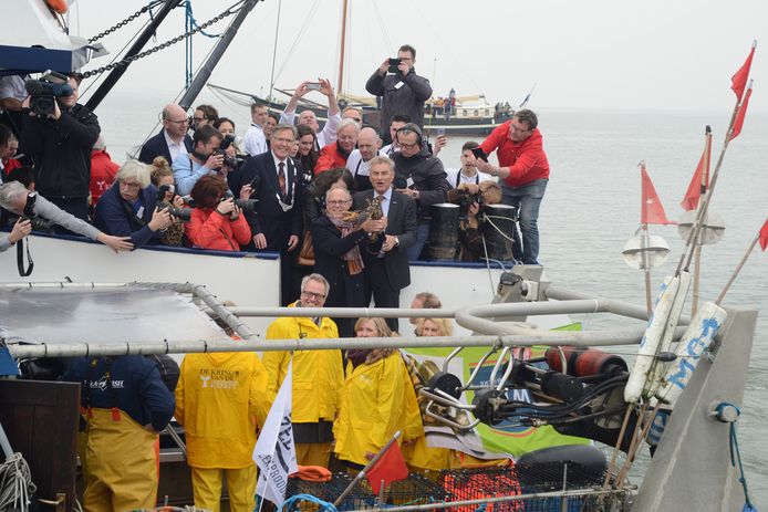 Grote belangstelling voor de eerste Oosterscheldekreeft van 2016 die in ontvangst wordt genomen door televisiekok Joop Braakhekke en commissaris van de koning Han Polman (voor hem in de gele jas).
