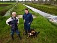 Wies (links) en Rolandi Madou staand naast de Eeuwselse Loop, die pal achter het melkveebedrijf in Asten-Heusden door loopt en in de afgelopen jaren meerdere keren is drooggevallen.