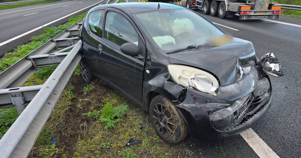 Hinder op A15 door botsing tussen personenauto's bij afslag Wadenoijen