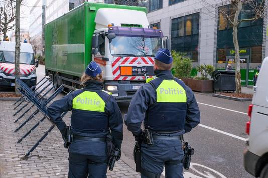 De politie controleert de voertuigen met buitenlandse nummerplaten in de buurt van Schumanplein