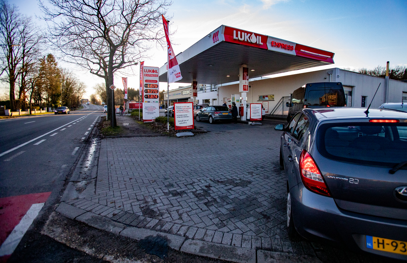 Te lange rijen Nederlanders bij benzinepomp in Lommel: benzineprijs omhoog | Foto | ed.nl