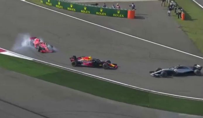 Verstappen reed Vettel aan in een bocht.