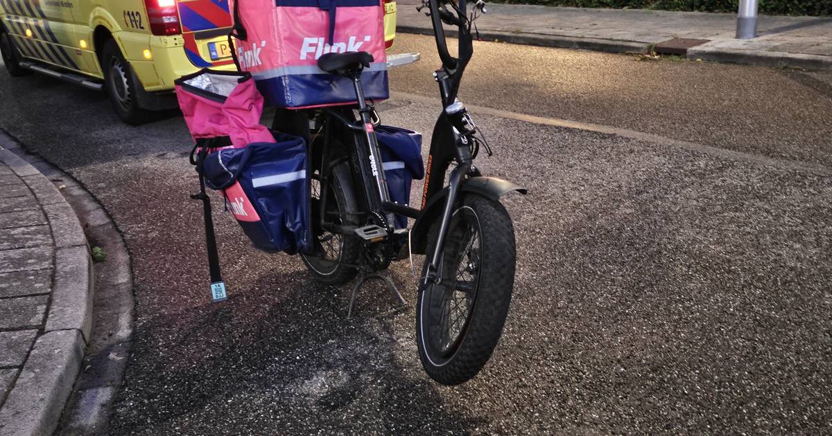 Flitsbezorger naar het ziekenhuis na aanrijding.