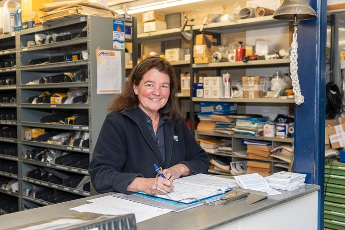 Nancy de Klerk houdt als administratief medewerker onder andere het magazijn bij en maakt afspraken met klanten.