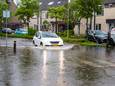 Hevige regenval zet straten blank in Voorthuizen donderdagavond. De brandweer werd opgeroepen omdat het water woningen dreigde binnen te lopen.