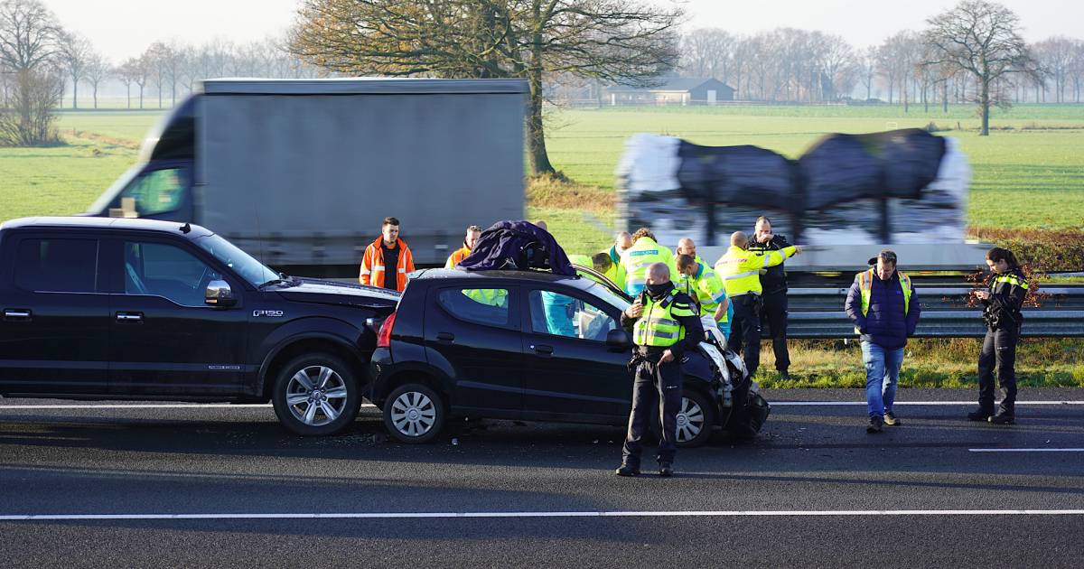File op A58 bij Tilburg Reeshof door ongeluk met vrachtwagen en auto.