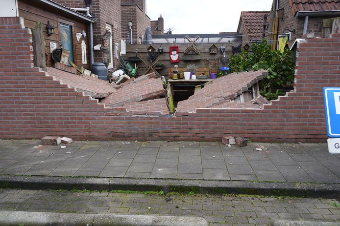 Van de muur in Meppel bleef niet veel over.