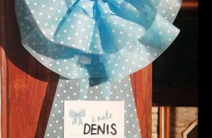 Baby Denis werd aangekondigd met een blauwe strik aan de deur.