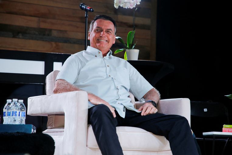 Oud-president Bolsonaro, hier in een restaurant van een amusementspark in Orlando (Florida), zegt dat hij terug naar Brazilië wil.  Beeld Reuters